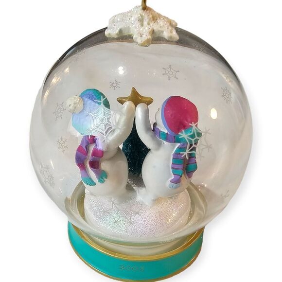 Hallmark Christmas Keepsake Cool Friends Snowglobe Ornament - Picture 4 of 7
